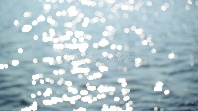 Particules abstraites de lumière de l'eau miroitant dans Bokeh en tant que fond naturel, ton cinématographique d'écurie tenue dan