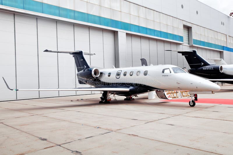 Particuliere sector straalphenom Embraer 300 in de luchthaven in Moskou, Rusland royalty-vrije stock foto Particuliere sector straalphenom Embraer 300 in de luchthaven in Moskou, Rusland royalty-vrije stock foto