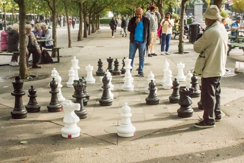 Jogo De Xadrez Gigante Da Rua Imagem de Stock - Imagem de conflito