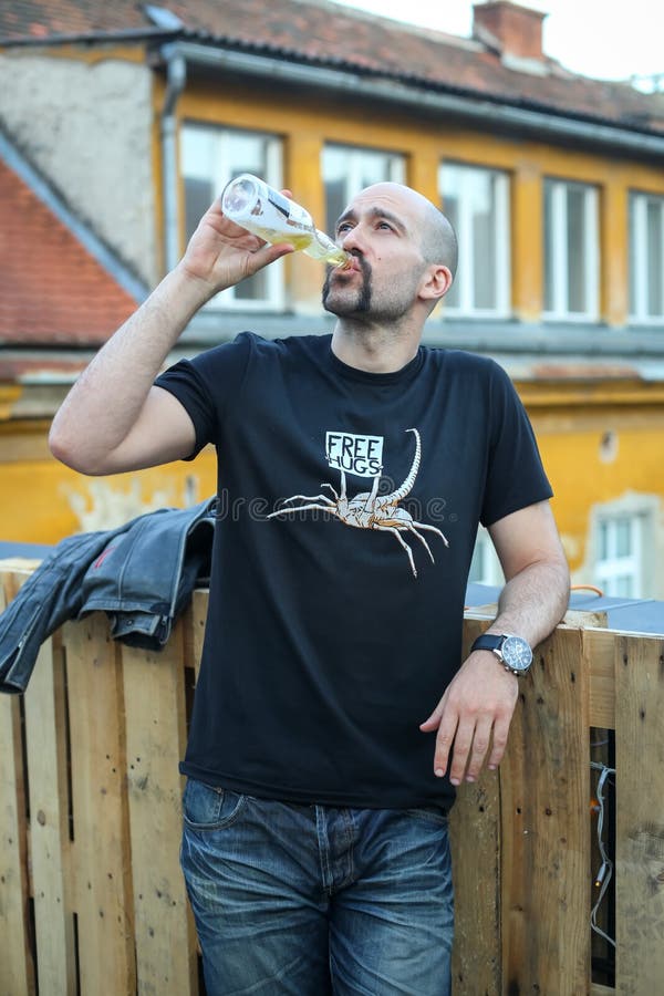 Partido de Corona Sunsets Session en Zagreb, Croacia. ZAGREB, CROACIA - 28 DE JUNIO DE 2017: Cerveza de radio croata famosa de la corona de la bebida de Daniel Bilic del anfitrión en el partido de Corona Sunsets Session en el tejado del centro de la danza de Zagreb en el centro de Zagreb, Croacia