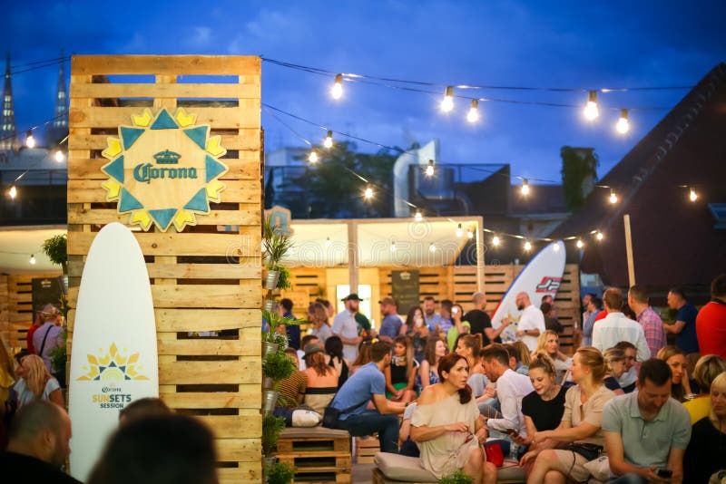 Partido de Corona Sunsets Session en Zagreb, Croacia imagen de archivo