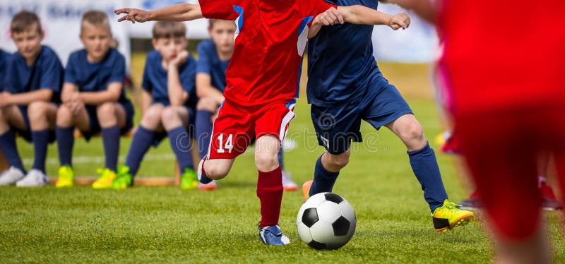 Partido de fútbol para los jugadores jovenes Torneo del fútbol del entrenamiento y del fútbol para los niños