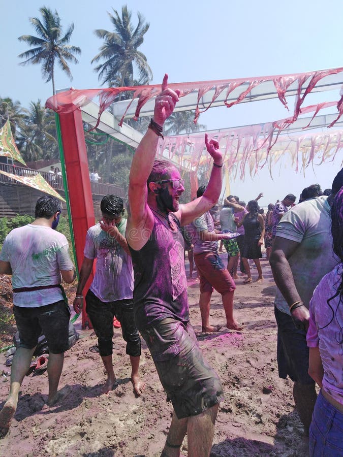 Partido de la celebraci?n de Holi, Goa del norte, la India imagen de archivo libre de regalías Partido de la celebraci?n de Holi, Goa del norte, la India imagen de archivo libre de regalías