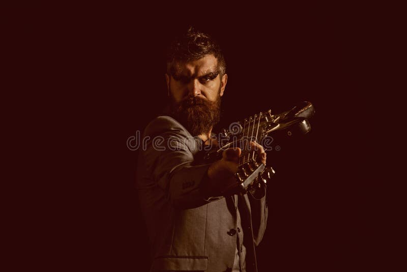 Partido y entretenimiento de la música El hombre va al partido de la música Hombre barbudo con la guitarra lista para jugar en el imagen de archivo Partido y entretenimiento de la música El hombre va al partido de la música Hombre barbudo con la guitarra lista para jugar en el imagen de archivo