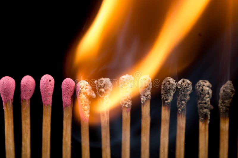 Partidos ardiendo en una línea fotografía de archivo Partidos ardiendo en una línea fotografía de archivo