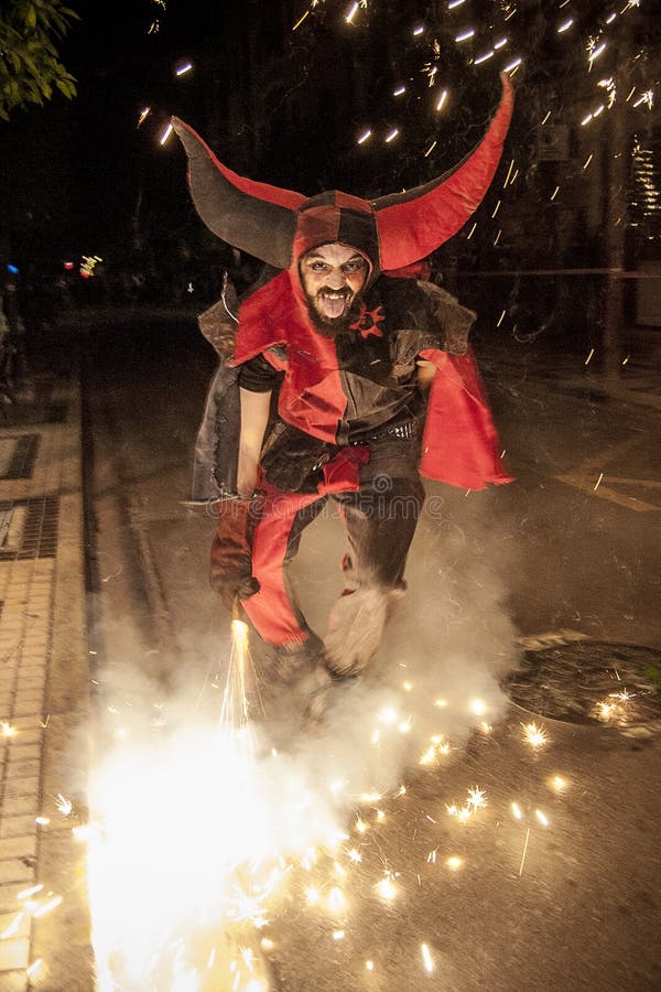 Partie de Correfoc sur l'anniversaire de la constitution espagnole image stock Partie de Correfoc sur l'anniversaire de la constitution espagnole image stock