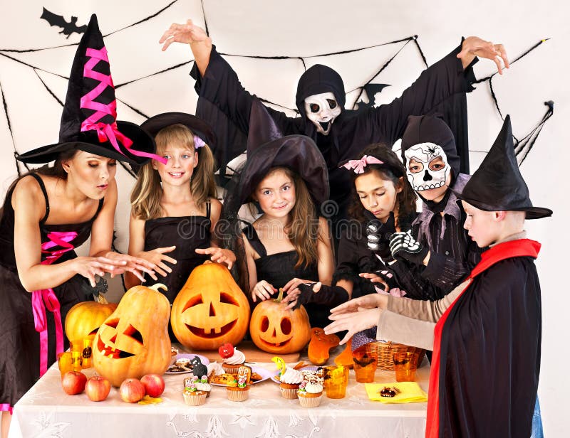 Partie de Halloween avec des enfants tenant le des bonbons ou un sort. image libre de droits Partie de Halloween avec des enfants tenant le des bonbons ou un sort. image libre de droits