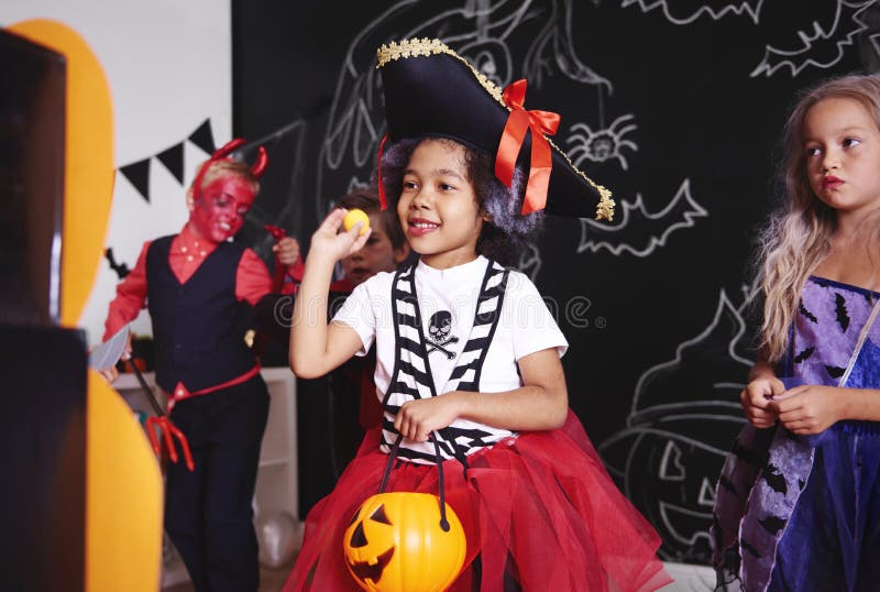 Partie de Halloween pour des enfants image libre de droits Partie de Halloween pour des enfants image libre de droits