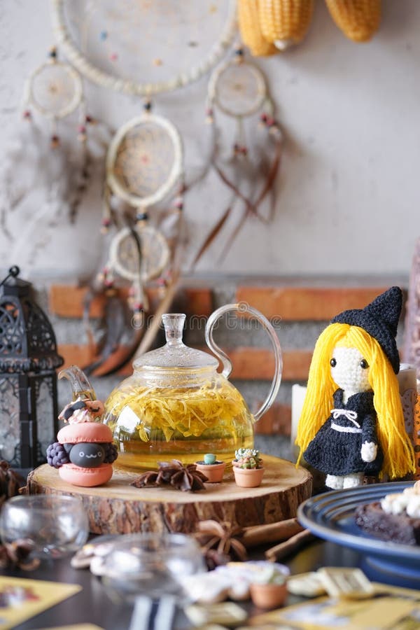 Partie de sorcellerie de Halloween avec le thé d'après-midi et le macaron de fines herbes photographie stock libre de droits Partie de sorcellerie de Halloween avec le thé d'après-midi et le macaron de fines herbes photographie stock libre de droits