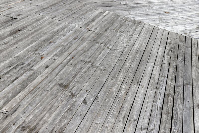 Partie en bois d'une route de marche près du lac image libre de droits