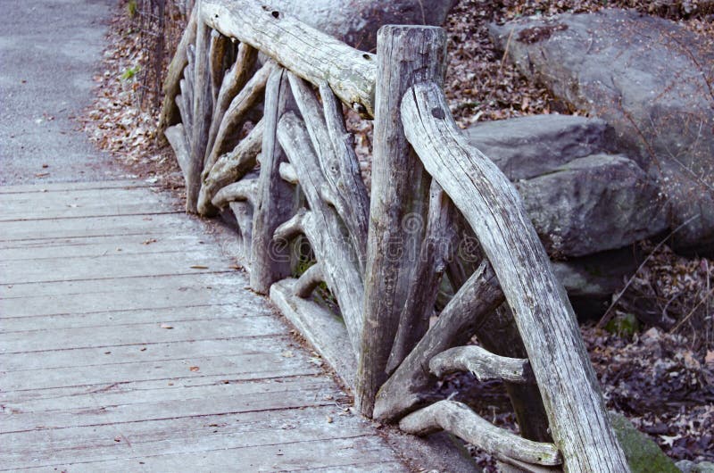 Partie en bois du pont central park photo libre de droits