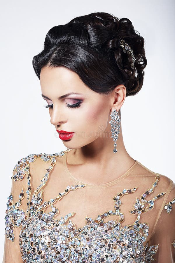 Partie formelle. Mannequin magnifique dans la robe brillante cérémonieuse avec des bijoux photographie stock libre de droits Partie formelle. Mannequin magnifique dans la robe brillante cérémonieuse avec des bijoux photographie stock libre de droits