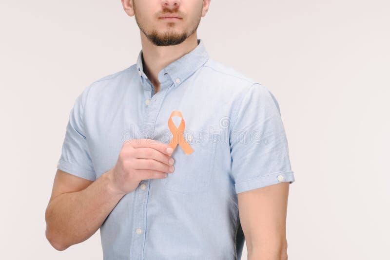 partisk sikt av mannen med den orange leukemin, njurecancer, medvetenhetband för multipel sklero RSD arkivfoton partisk sikt av mannen med den orange leukemin, njurecancer, medvetenhetband för multipel sklero RSD arkivfoton