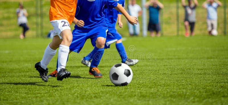 Partita di calcio per i bambini Bambini che giocano a calcio il gioco di torneo immagini stock libere da diritti Partita di calcio per i bambini Bambini che giocano a calcio il gioco di torneo immagini stock libere da diritti