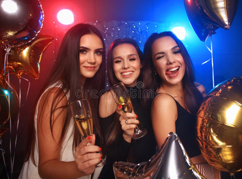 Partito, feste, celebrazione, vita notturna e concetto della gente - amici sorridenti che ballano nel club fotografia stock libera da diritti Partito, feste, celebrazione, vita notturna e concetto della gente - amici sorridenti che ballano nel club fotografia stock libera da diritti