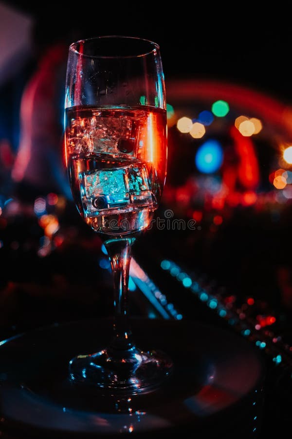 Partito leggero di notte di festa colorato ghiaccio di vetro di cocktail fotografia stock libera da diritti Partito leggero di notte di festa colorato ghiaccio di vetro di cocktail fotografia stock libera da diritti