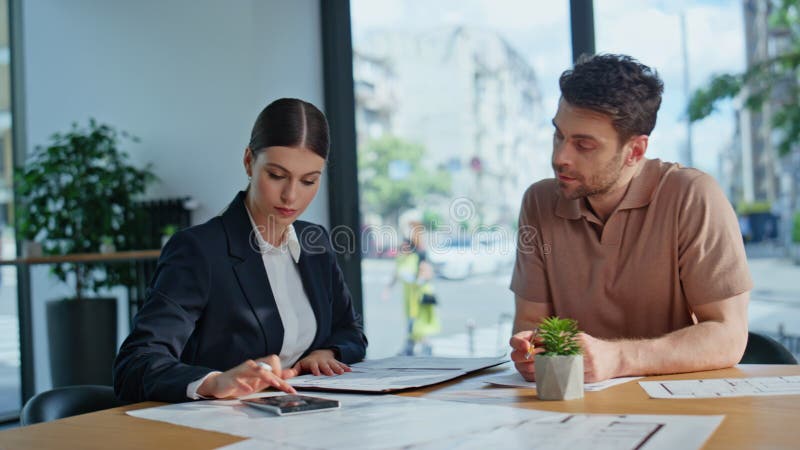 Partner commerciali pianificazione ufficio sedute d'investimento con documenti chiusi. fotografia stock libera da diritti