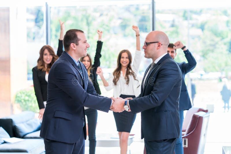 Partnera biznesowego handshaking po podpisywać kontrakt zdjęcia stock Partnera biznesowego handshaking po podpisywać kontrakt zdjęcia stock
