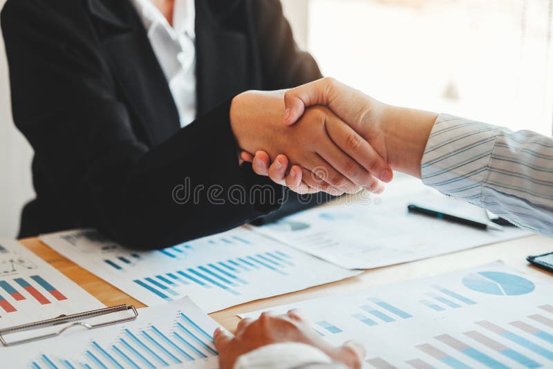 Partnercollega's die handen schudden die nieuwe de Financiën en de Economiegrafiek van het startprojectplan met succesvol laptop royalty-vrije stock foto Partnercollega's die handen schudden die nieuwe de Financiën en de Economiegrafiek van het startprojectplan met succesvol laptop royalty-vrije stock foto