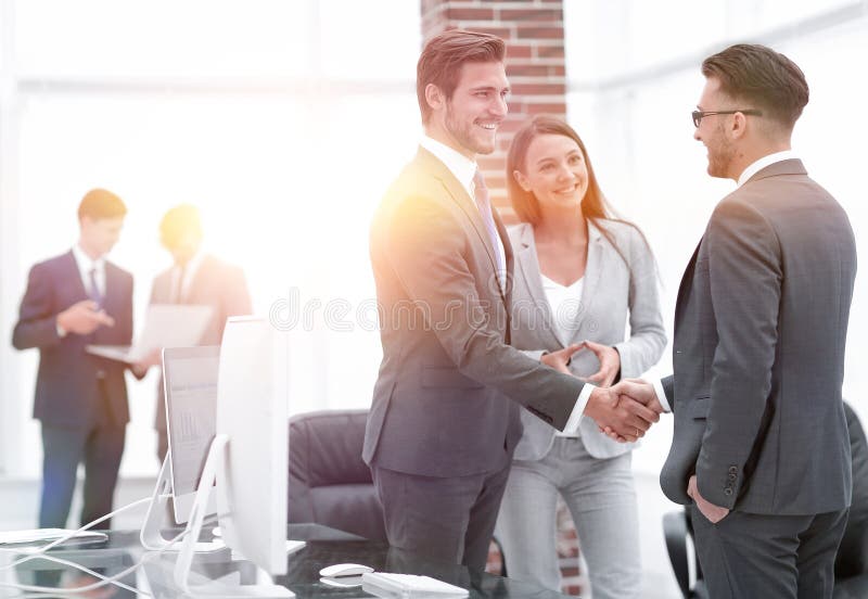 Partenerii de afaceri strângeți mâna la întâlnire stock photography