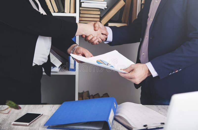 Partners die handen schudden stock afbeelding Partners die handen schudden stock afbeelding