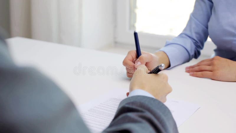 Zakelijke partners met een modelhuis en contract stock videobeelden