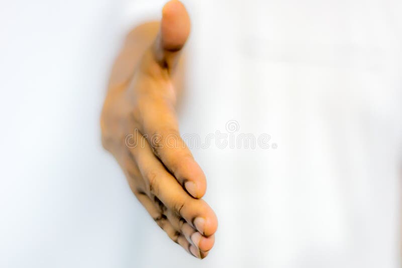 Partners som välkomnar efter förhandling av det färdiga avtalet eller överenskommelse royaltyfri fotografi Partners som välkomnar efter förhandling av det färdiga avtalet eller överenskommelse royaltyfri fotografi