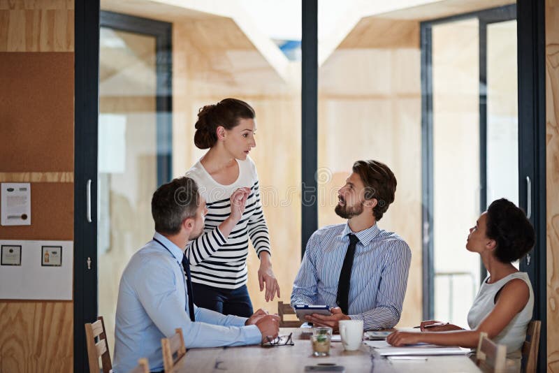 Partnerschaftsdiskussion und Teamleiter mit Brainstorming und Projektplanung für Ideen. Markenagentur. Branding Agentur Diversität und Geschäftsleute für kreative B2B- und Workshop-Treffen im Büro.