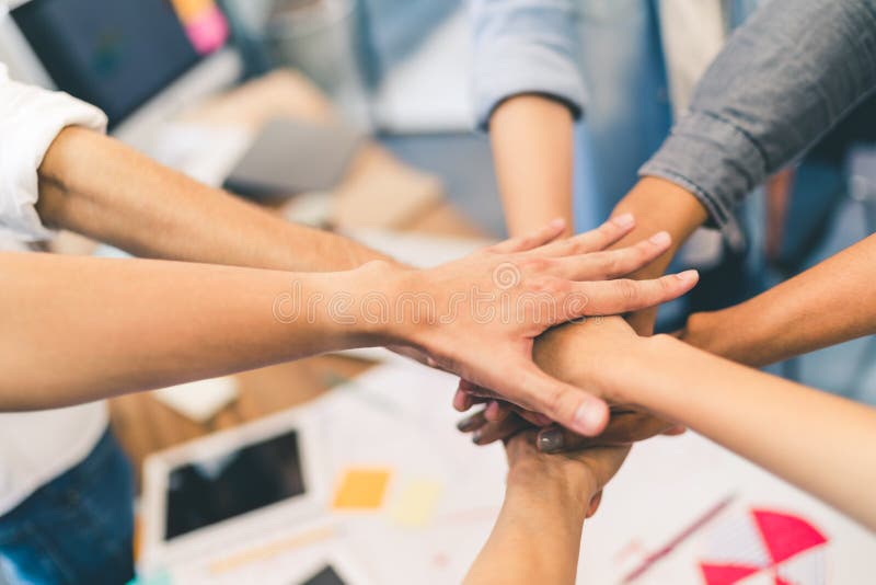 Partnersgroepswerk of vriendschapsconcept De multi-etnische diverse groep collega's sluit aan zich samen bij handen Partnersgroepswerk of vriendschapsconcept De multi-etnische diverse groep collega's sluit aan zich samen bij handen