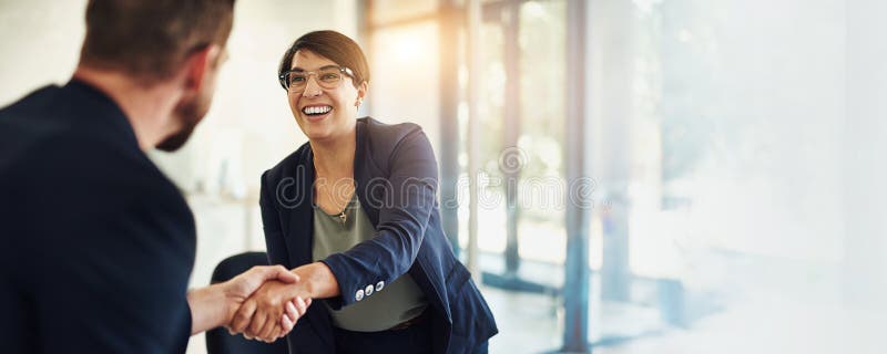 Partnership commerciale o stretta di mano con l'accordo per l'acquisto di un contratto di investimento per il finanziamento di suc fotografie stock