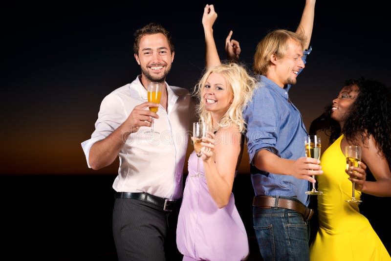 Party und Tanzen am Strand Party und Tanzen am Strand