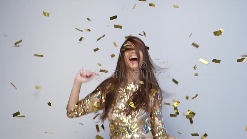 Partyjny świętowanie Szczęśliwego kobiety miotania Złociści confetti, Tanczy zdjęcie wideo