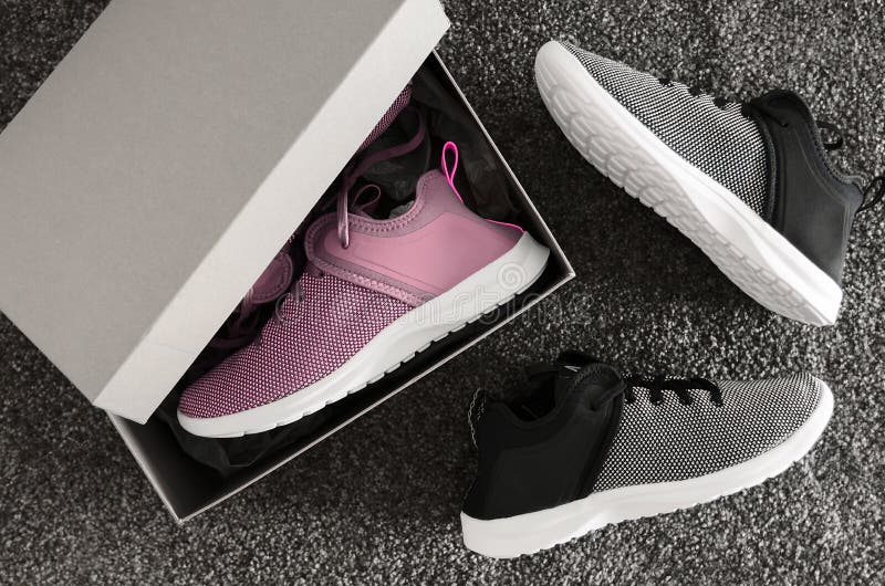 Pary fiołek, czarny i biały sneakers w obuwianym kartonie obraz stock Pary fiołek, czarny i biały sneakers w obuwianym kartonie obraz stock