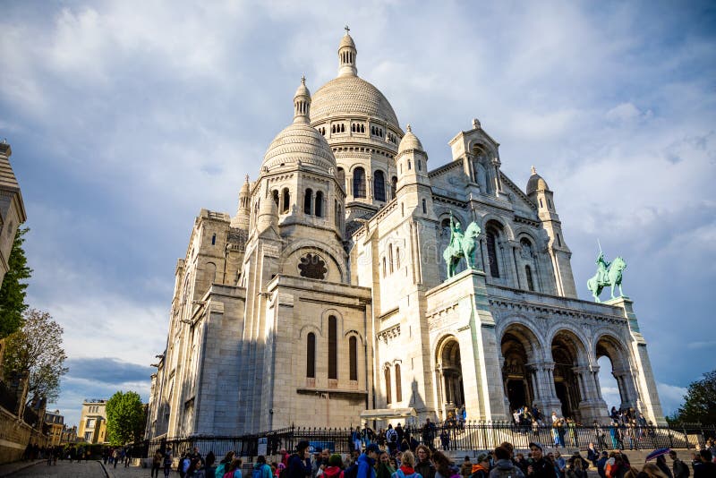 Pary?, Francja - 24 04 2019: Bazylika Sacre Couer przy Montmartre w Pary?, Francja obraz royalty free Pary?, Francja - 24 04 2019: Bazylika Sacre Couer przy Montmartre w Pary?, Francja obraz royalty free