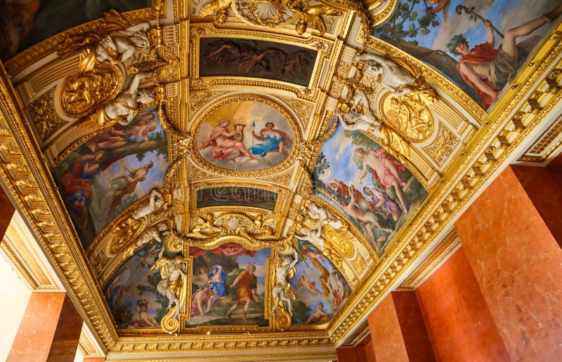 Pary?, Francja, Kwiecie?/- 05 2019 Wśrodku bogato dekorującego louvre muzeum pi?kny sufit obrazy stock Pary?, Francja, Kwiecie?/- 05 2019 Wśrodku bogato dekorującego louvre muzeum pi?kny sufit obrazy stock