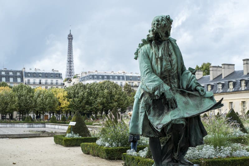 PARYŻ FRANCJA, PAŹDZIERNIK, - 20: Statua Jules Hardouin Mansart, ar zdjęcie stock PARYŻ FRANCJA, PAŹDZIERNIK, - 20: Statua Jules Hardouin Mansart, ar zdjęcie stock