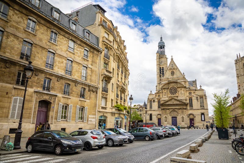 Pary?, Francja - 24 04 2019: Saint Etienne Du Mont Ko?ci?? w ?aciny ?wiartce, francuski gothic ko?ci?? w chmurnym dniu, Pary? obraz stock Pary?, Francja - 24 04 2019: Saint Etienne Du Mont Ko?ci?? w ?aciny ?wiartce, francuski gothic ko?ci?? w chmurnym dniu, Pary? obraz stock