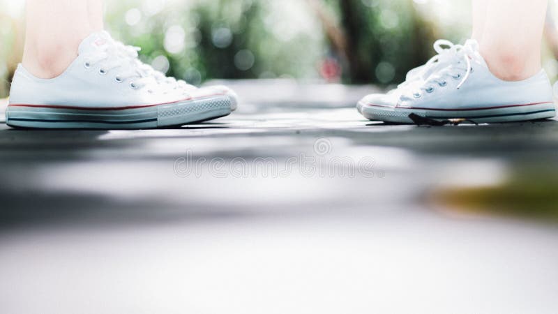 Pary odzieży tenisówka stać stawać twarzą w twarz each inny wzdłuż spaceru sposobu, miłości pojęcie zdjęcia royalty free Pary odzieży tenisówka stać stawać twarzą w twarz each inny wzdłuż spaceru sposobu, miłości pojęcie zdjęcia royalty free