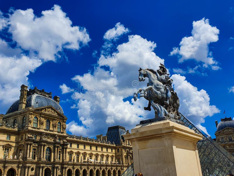 Paryż, Francja, Czerwiec 2019: Louvre ludwik xiv i muzeum statua obraz stock Paryż, Francja, Czerwiec 2019: Louvre ludwik xiv i muzeum statua obraz stock