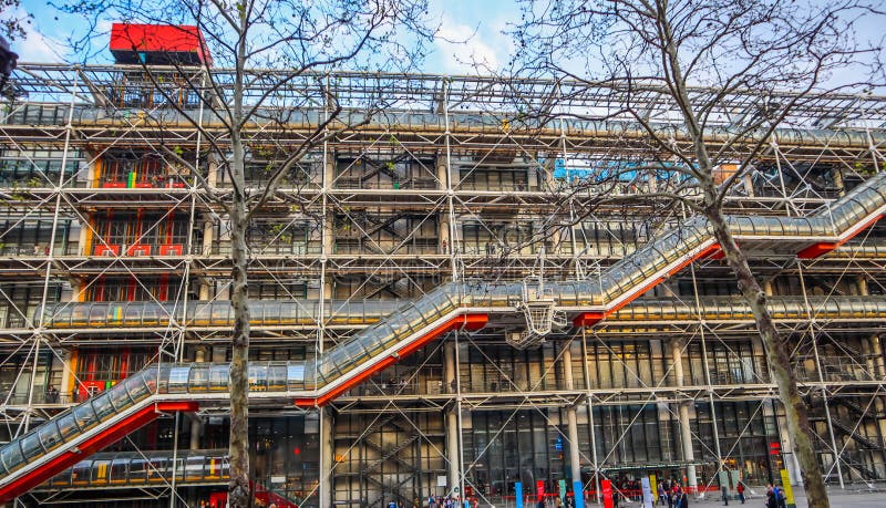 Paryż, Francja, Kwiecień/- 06 2019: Fasada centrum Georges Pompidou w wiośnie fotografia stock Paryż, Francja, Kwiecień/- 06 2019: Fasada centrum Georges Pompidou w wiośnie fotografia stock