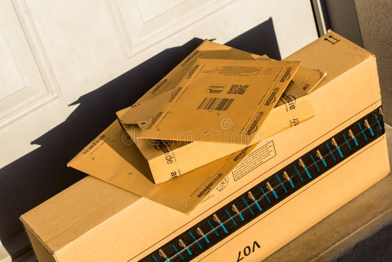 Paryż Francja, Luty, - 08, 2017: Amazonka Pierwszorzędny Drobnicowy pakunek wewnątrz stać na czele drzwi dom Amazonka, jest Amery zdjęcia stock Paryż Francja, Luty, - 08, 2017: Amazonka Pierwszorzędny Drobnicowy pakunek wewnątrz stać na czele drzwi dom Amazonka, jest Amery zdjęcia stock