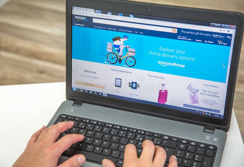Paryż Francja, Styczeń, - 27, 2017: Obsługuje używać laptop łączyć amazonki primy homepage Amazonki prima jest rocznym subscrip zdjęcie stock Paryż Francja, Styczeń, - 27, 2017: Obsługuje używać laptop łączyć amazonki primy homepage Amazonki prima jest rocznym subscrip zdjęcie stock