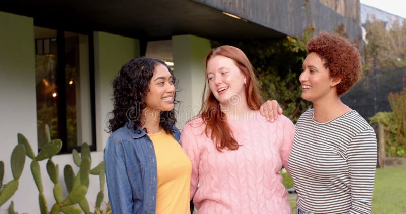 Parándose y sonriendo, diversas amigas disfrutando del encuentro al aire libre metrajes