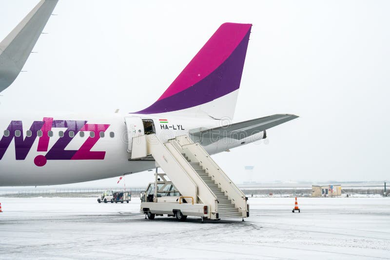 París Beauvais, Francia - 22 01 2019: Nieve en el aeropuerto internacional Beauvais Aeroplano cerca de la puerta terminal lista p imagen de archivo libre de regalías París Beauvais, Francia - 22 01 2019: Nieve en el aeropuerto internacional Beauvais Aeroplano cerca de la puerta terminal lista p imagen de archivo libre de regalías