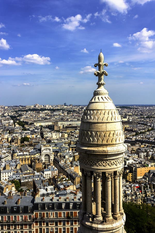 París - circa mayo de 2011: Vista aérea de París de la basílica III de Sacre Coeur fotografía de archivo libre de regalías París - circa mayo de 2011: Vista aérea de París de la basílica III de Sacre Coeur fotografía de archivo libre de regalías