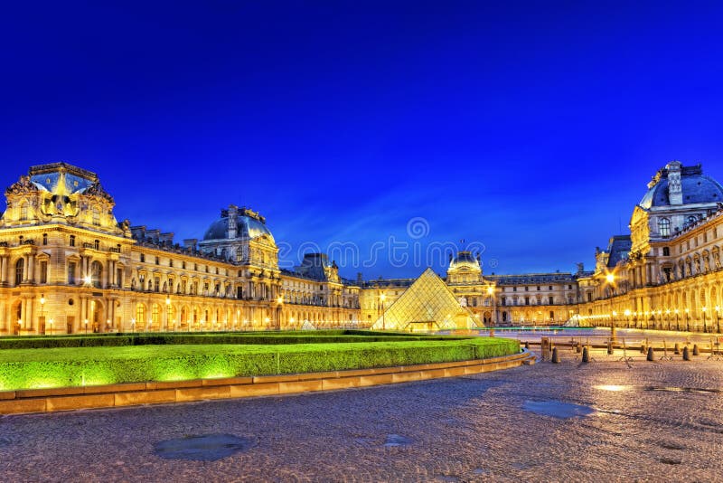 PARÍS - 17 DE SEPTIEMBRE. Pirámide de cristal y el museo del Louvre en septiembre fotografía de archivo