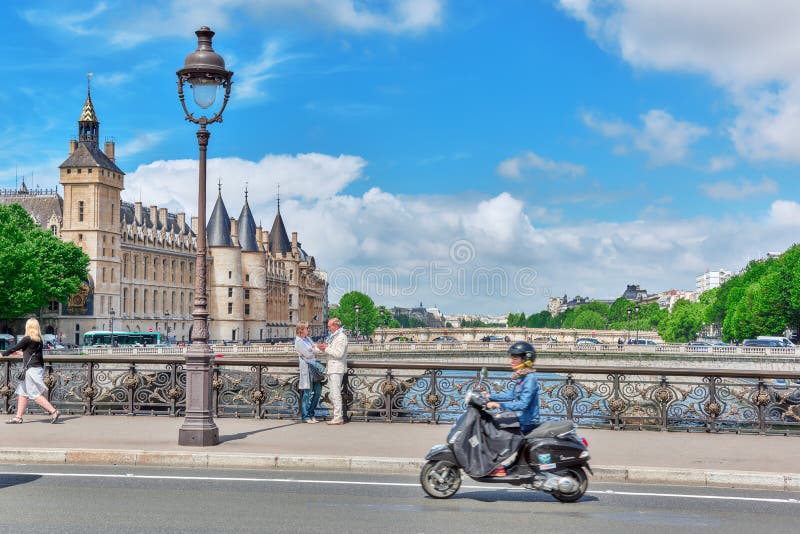 PARÍS, FRANCIA - 4 DE JULIO DE 2016: Castillo - porteros de la prisión y E imagen de archivo PARÍS, FRANCIA - 4 DE JULIO DE 2016: Castillo - porteros de la prisión y E imagen de archivo