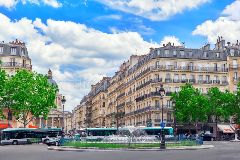 PARÍS, FRANCIA - 8 DE JULIO DE 2016: Fontaine Rostand cerca de Luxemburgo imagenes de archivo PARÍS, FRANCIA - 8 DE JULIO DE 2016: Fontaine Rostand cerca de Luxemburgo imagenes de archivo