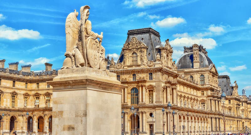 PARÍS, FRANCIA - 8 DE JULIO DE 2016: Museo del Louvre en París con viaje foto de archivo PARÍS, FRANCIA - 8 DE JULIO DE 2016: Museo del Louvre en París con viaje foto de archivo
