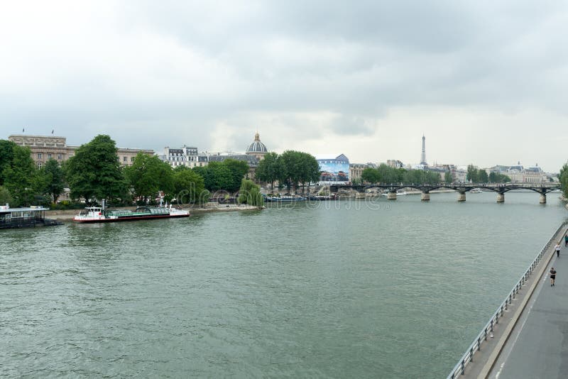 PARÍS, FRANCIA - 1 de junio de 2018: Visión cerca de río Sena París Francia Europa fotos de archivo PARÍS, FRANCIA - 1 de junio de 2018: Visión cerca de río Sena París Francia Europa fotos de archivo